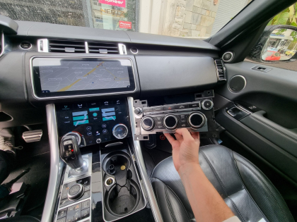 Εγκατάσταση OEM Μεγαλύτερη Οθόνη & Touchscreen 10″ AC Climate Control Panel σε Range Rover Sport.