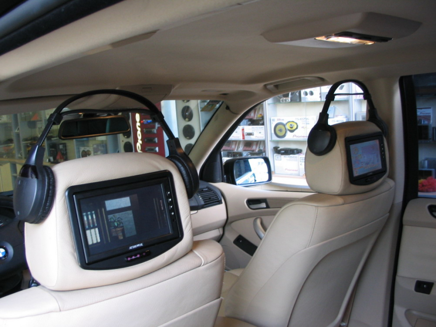 Εγκατάσταση Kenwood KVT-725DVD και οθόνες προσκεφάλων Audiovox 7” σε BMW X5.