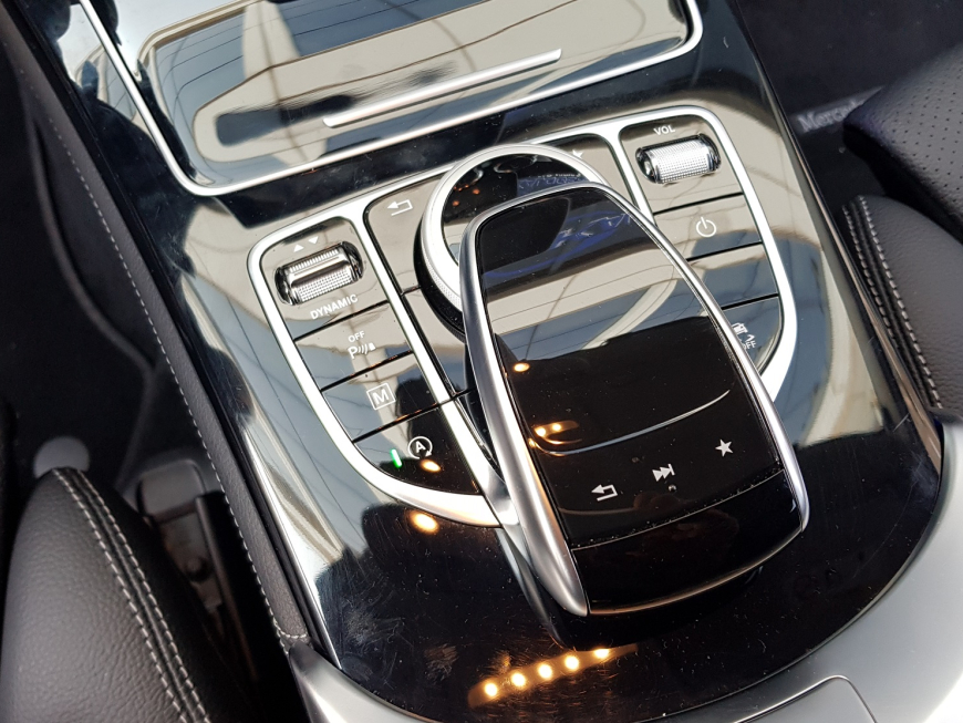 Εγκατάσταση οθόνης και κάμερα οπισθοπορείας σε Mercedes GLC.