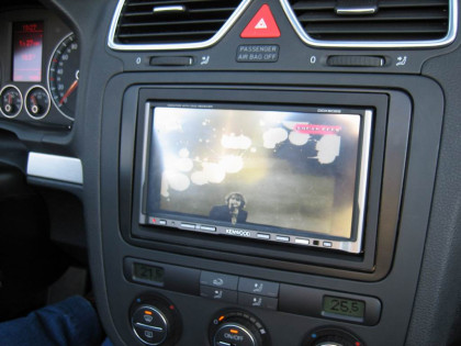 Εγκατάσταση Car Cinema Kenwood DDX8022BT σε Volkswagen Eos.