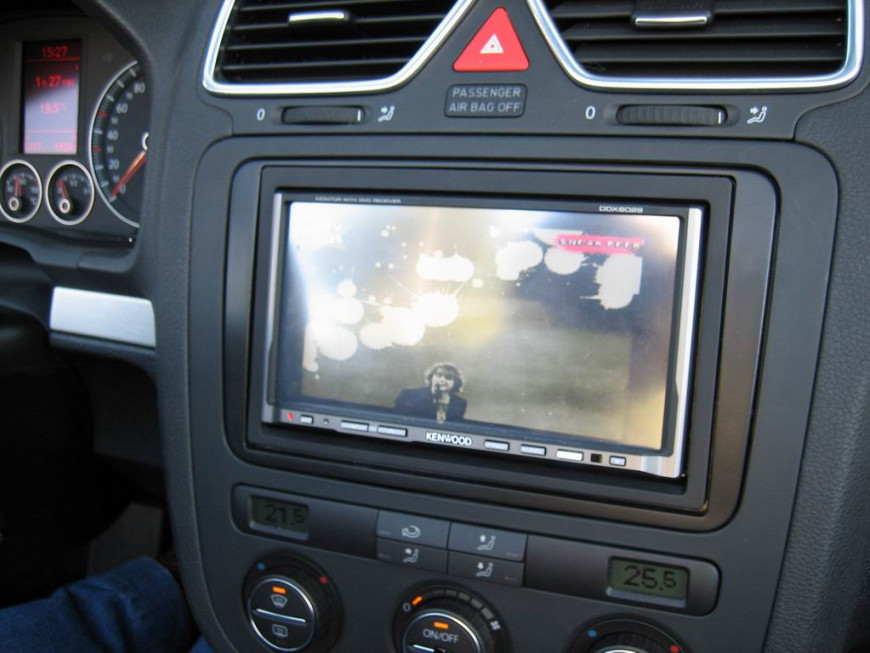 Εγκατάσταση Car Cinema Kenwood DDX8022BT σε Volkswagen Eos.
