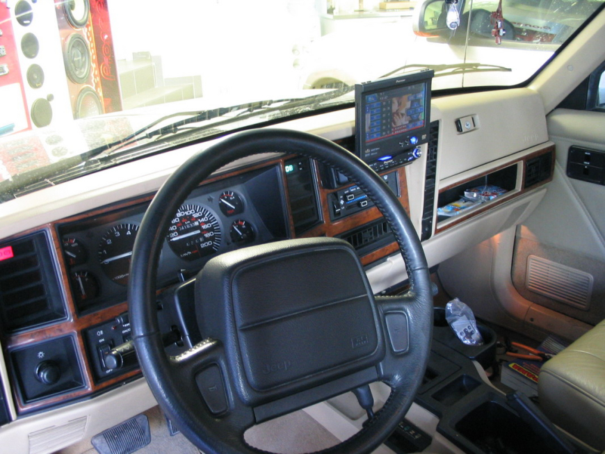 Εγκατάσταση Car Cinema με την οθόνη Pioneer AVIC X1R σε Cherokee 4,0