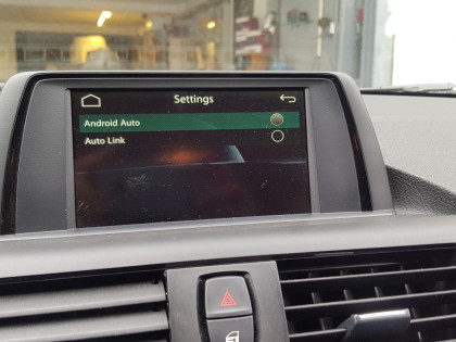 Εγκατάσταση Wireless Apple CarPlay, Android Auto και κάμερα οπισθοπορείας σε BMW F20 1 Series.