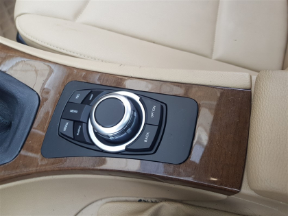 Εγκατάσταση εργοστασιακού τύπου οθόνη και κάμερα οπισθοπορείας σε BMW E90 / E92.