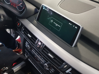 Εγκατάσταση Apple CarPlay, ασύρματο Android Auto, Media Player και κάμερα οπισθοπορείας σε BMW X5 F15 M.