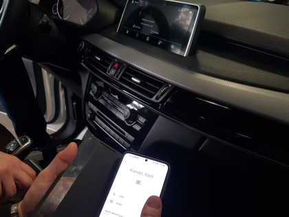 Εγκατάσταση Apple CarPlay, ασύρματο Android Auto, Media Player και κάμερα οπισθοπορείας σε BMW X5 F15 M.