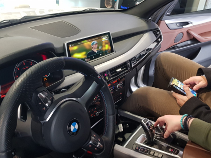 Εγκατάσταση Apple CarPlay, ασύρματο Android Auto, Media Player και κάμερα οπισθοπορείας σε BMW X5 F15 M.