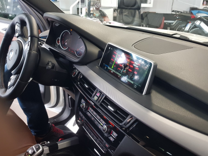Εγκατάσταση Apple CarPlay, ασύρματο Android Auto, Media Player και κάμερα οπισθοπορείας σε BMW X5 F15 M.