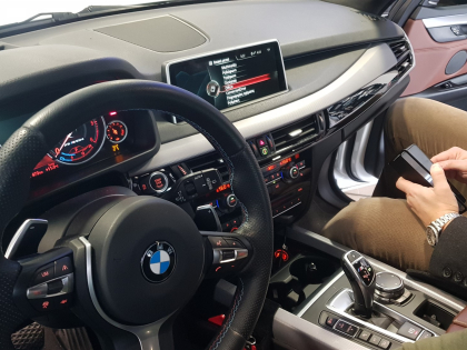 Εγκατάσταση Apple CarPlay, ασύρματο Android Auto, Media Player και κάμερα οπισθοπορείας σε BMW X5 F15 M.