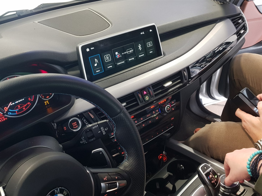 Εγκατάσταση Apple CarPlay, ασύρματο Android Auto, Media Player και κάμερα οπισθοπορείας σε BMW X5 F15 M.