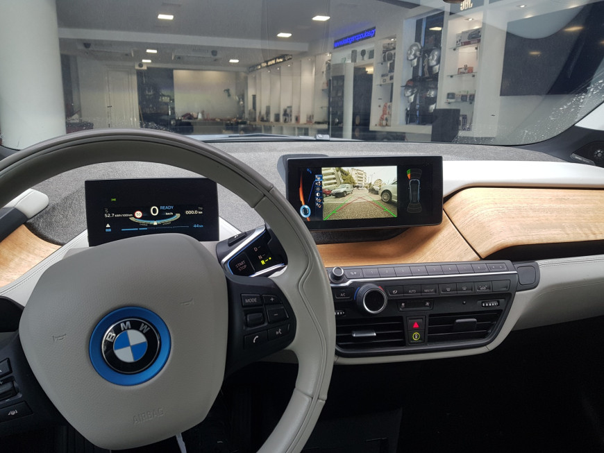 Εγκατάσταση Keyless Comfort Access, Wireless Apple CarPlay, Android Auto και Media Player σε BMW i3.