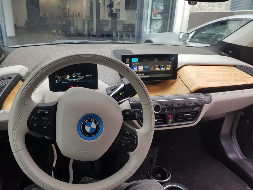 Εγκατάσταση Keyless Comfort Access, Wireless Apple CarPlay, Android Auto και Media Player σε BMW i3.
