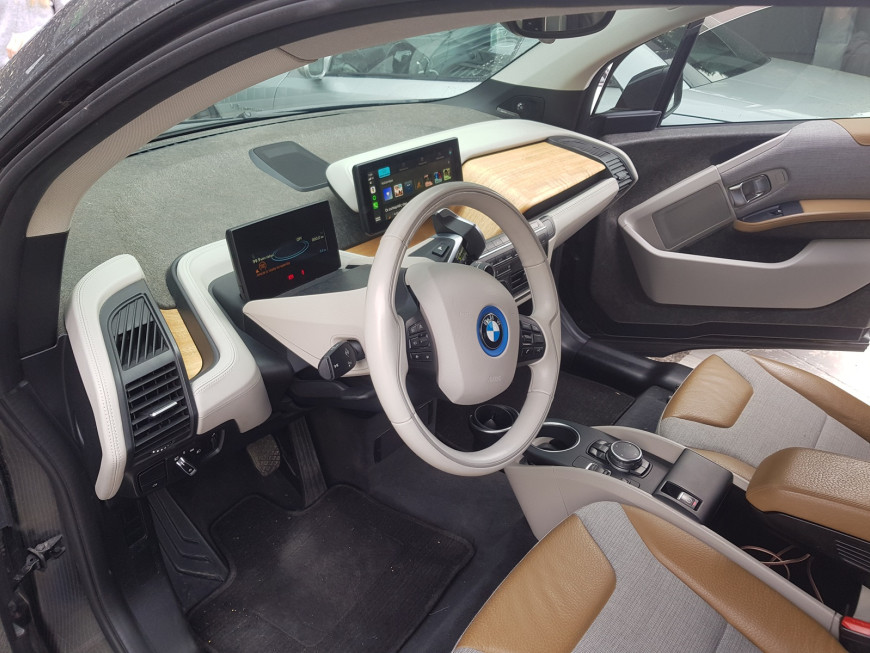 Εγκατάσταση Keyless Comfort Access, Wireless Apple CarPlay, Android Auto και Media Player σε BMW i3.