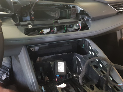 Εγκατάσταση Video in Motion και GPS Tracker σε BMW i8.