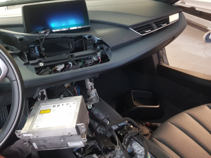 Εγκατάσταση Video in Motion και GPS Tracker σε BMW i8.