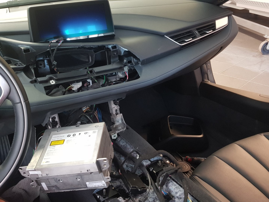 Εγκατάσταση Video in Motion και GPS Tracker σε BMW i8.