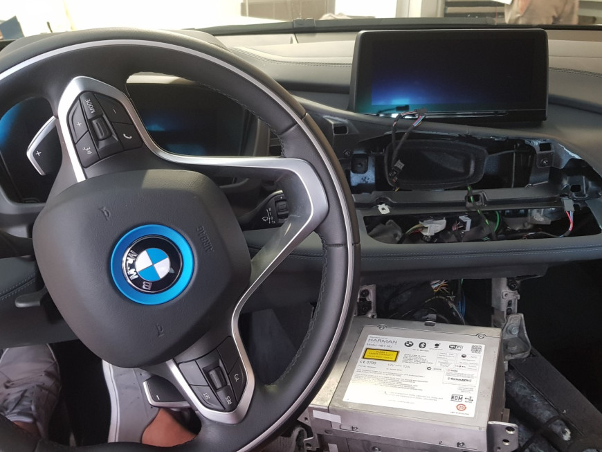 Εγκατάσταση Video in Motion και GPS Tracker σε BMW i8.