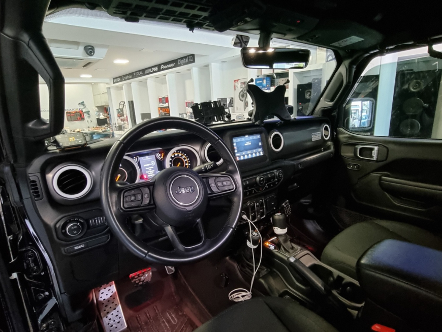 Εγκατάσταση προβολέων LED υψηλής απόδοσης σε Jeep Wrangler Gladiator Rubicon.