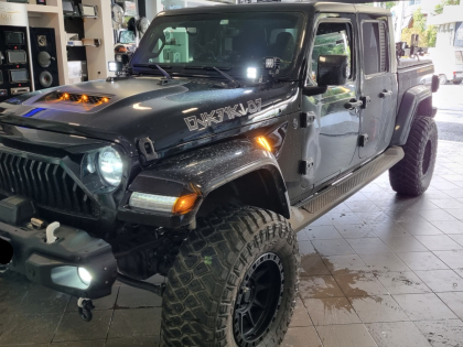 Εγκατάσταση προβολέων LED υψηλής απόδοσης σε Jeep Wrangler Gladiator Rubicon.