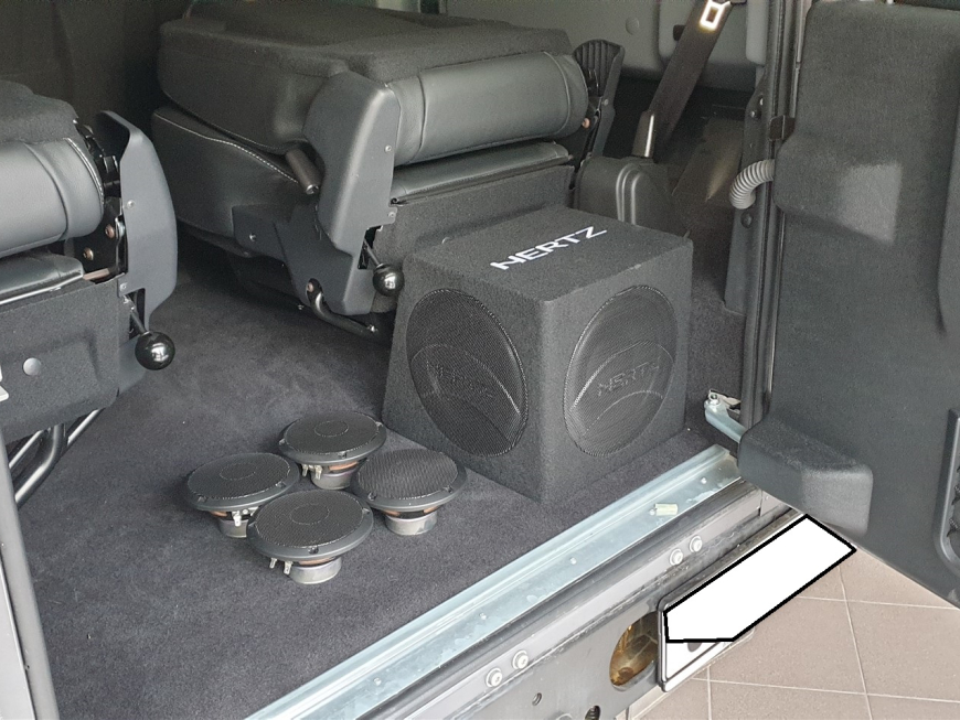 Εγκατάσταση r/bt, ηχε;iων και subwoofer σε Land Rover Defender.
