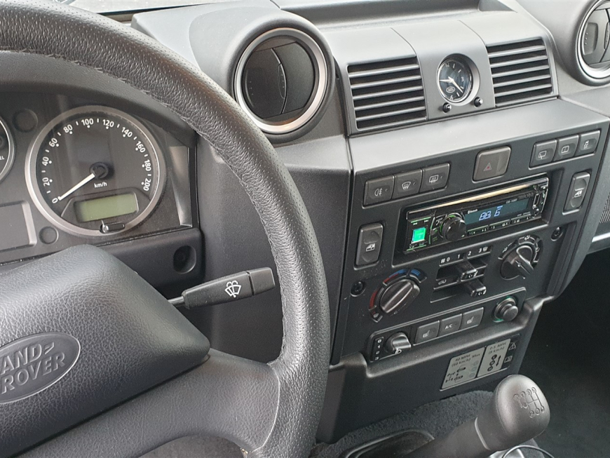 Εγκατάσταση r/bt, ηχε;iων και subwoofer σε Land Rover Defender.