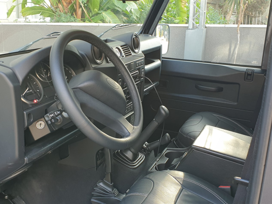 Εγκατάσταση r/bt, ηχε;iων και subwoofer σε Land Rover Defender.