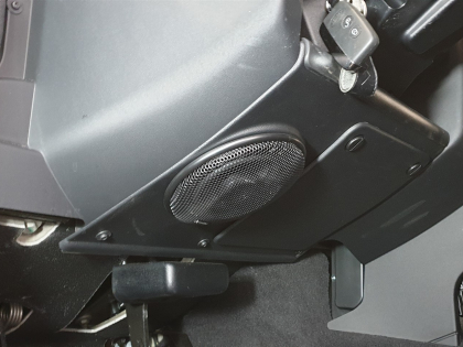 Εγκατάσταση r/bt, ηχε;iων και subwoofer σε Land Rover Defender.