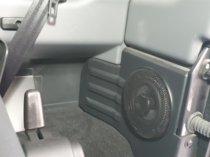 Εγκατάσταση r/bt, ηχε;iων και subwoofer σε Land Rover Defender.