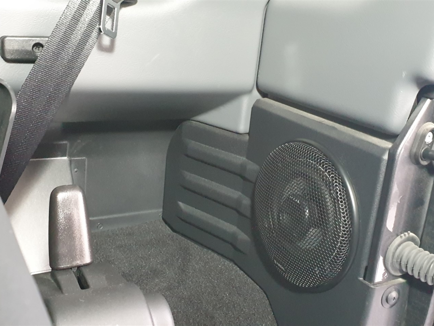Εγκατάσταση r/bt, ηχε;iων και subwoofer σε Land Rover Defender.