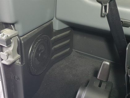 Εγκατάσταση r/bt, ηχε;iων και subwoofer σε Land Rover Defender.