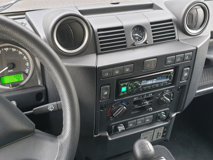 Εγκατάσταση r/bt, ηχε;iων και subwoofer σε Land Rover Defender.