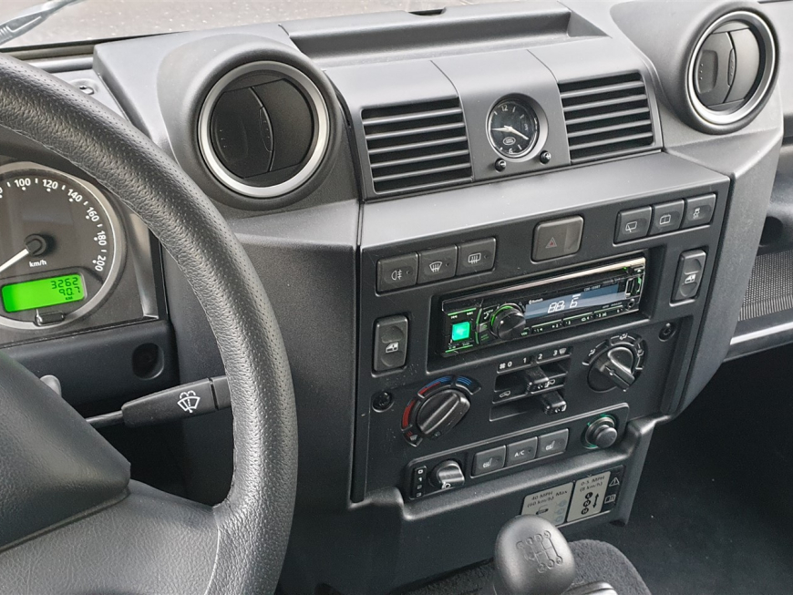 Εγκατάσταση r/bt, ηχε;iων και subwoofer σε Land Rover Defender.