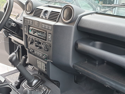 Εγκατάσταση r/bt, ηχε;iων και subwoofer σε Land Rover Defender.