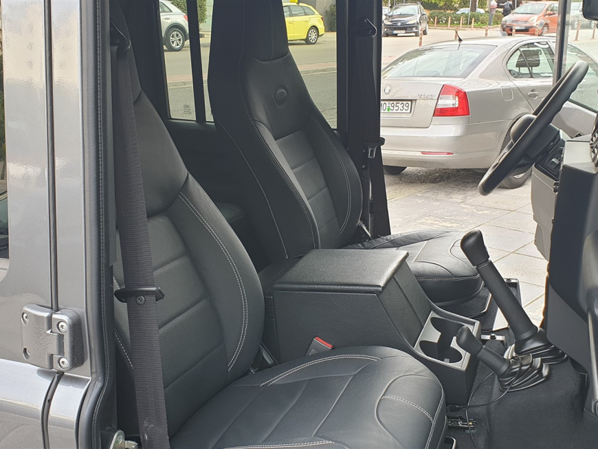 Εγκατάσταση r/bt, ηχε;iων και subwoofer σε Land Rover Defender.