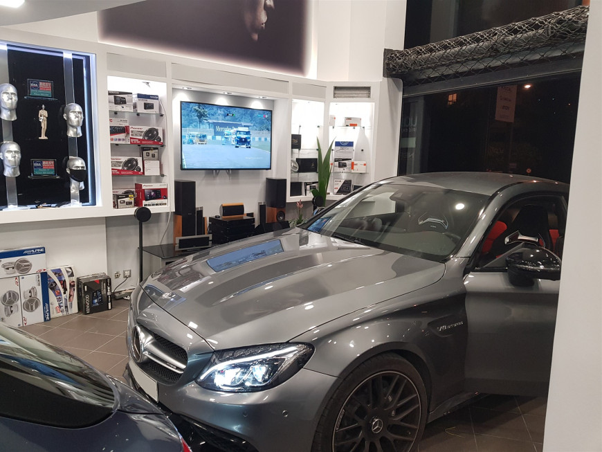 Εγκατάσταση Unique Auto Wireless Apple CarPlay & Android Auto σε Mercedes C63 AMG.