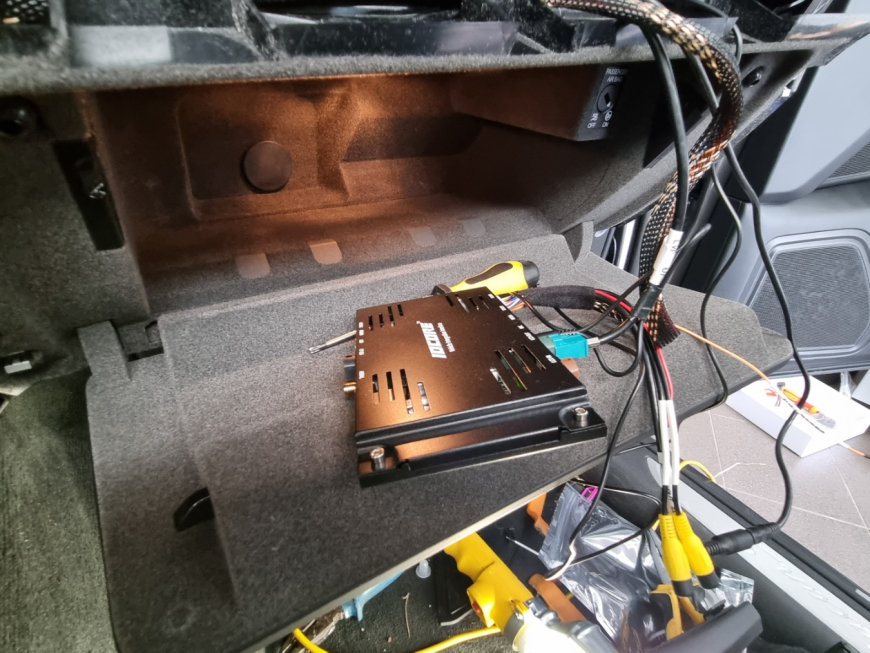 Εγκατασταση Apple Car Play, Android Auto σε Porsche Macan 95B.