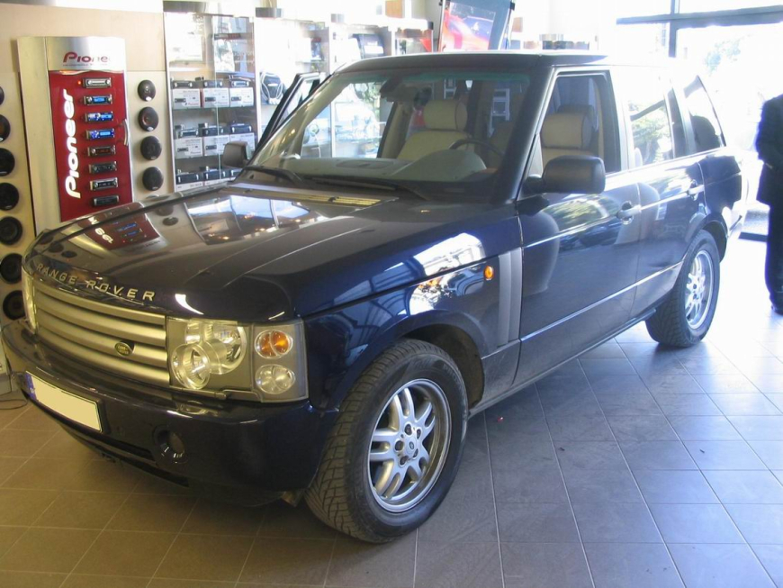 Εγκατάσταση Car Cinema σύστημα με εξοπλισμό Eton DVD-MP3 και Macrom 5.8” οθόνες στα προσκέφαλα σε Range Rover 2006.