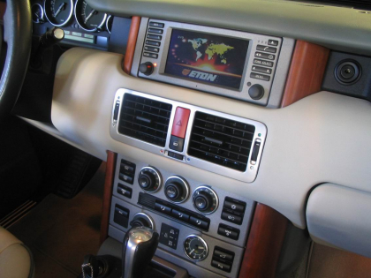 Εγκατάσταση Car Cinema σύστημα με εξοπλισμό Eton DVD-MP3 και Macrom 5.8” οθόνες στα προσκέφαλα σε Range Rover 2006.