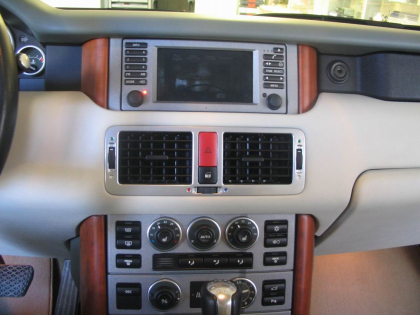 Εγκατάσταση Car Cinema σύστημα με εξοπλισμό Eton DVD-MP3 και Macrom 5.8” οθόνες στα προσκέφαλα σε Range Rover 2006.