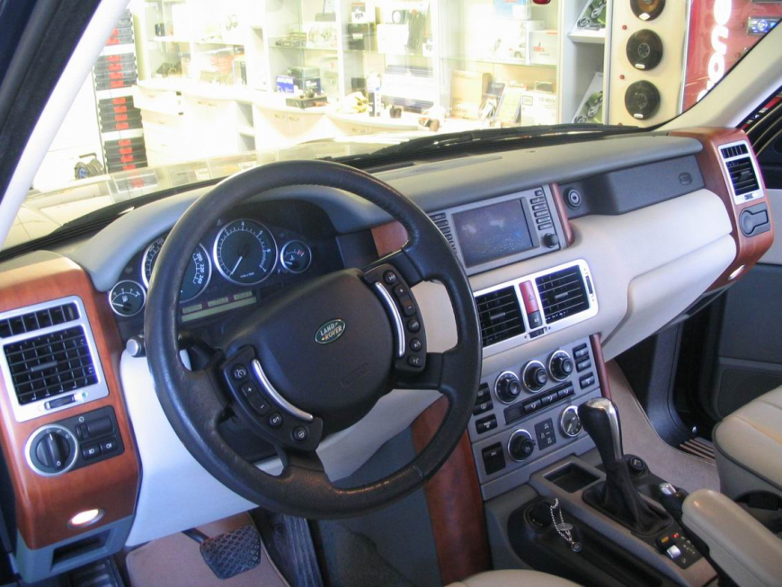 Εγκατάσταση Car Cinema σύστημα με εξοπλισμό Eton DVD-MP3 και Macrom 5.8” οθόνες στα προσκέφαλα σε Range Rover 2006.