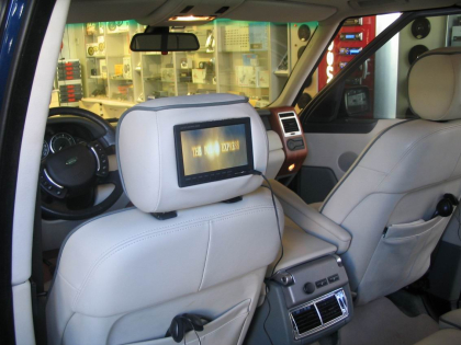 Εγκατάσταση Car Cinema σύστημα με εξοπλισμό Eton DVD-MP3 και Macrom 5.8” οθόνες στα προσκέφαλα σε Range Rover 2006.