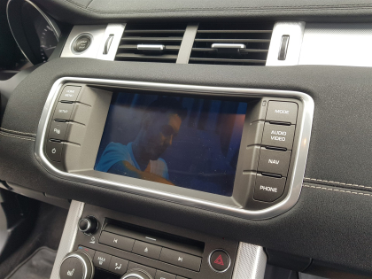 Εγκατάσταση Apple CarPlay και Android Auto στην εργοστασιακή οθόνη Range Rover Evoque 2016.