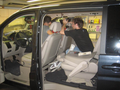 Εγκατάσταση Car Cinema και συστήματος πλοήγησης Kenwood DNX-7200 με εξοπλισμό Audiovox σε Mercedes Viano.