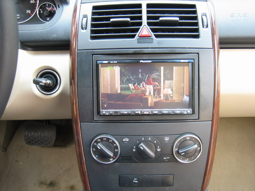 Εγκατάσταση Pioneer AVIC-HD1BT και σύστημα πίσω οθονών Macrom σε Mercedes A 170.