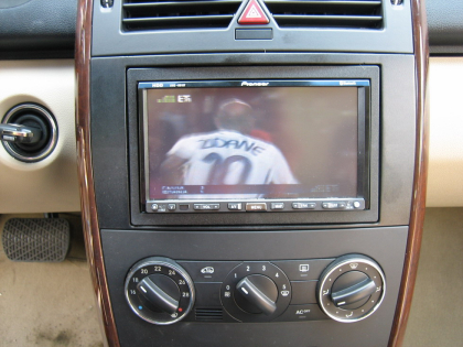 Εγκατάσταση Pioneer AVIC-HD1BT και σύστημα πίσω οθονών Macrom σε Mercedes A 170.