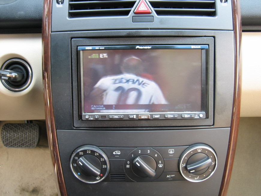 Εγκατάσταση Pioneer AVIC-HD1BT και σύστημα πίσω οθονών Macrom σε Mercedes A 170.