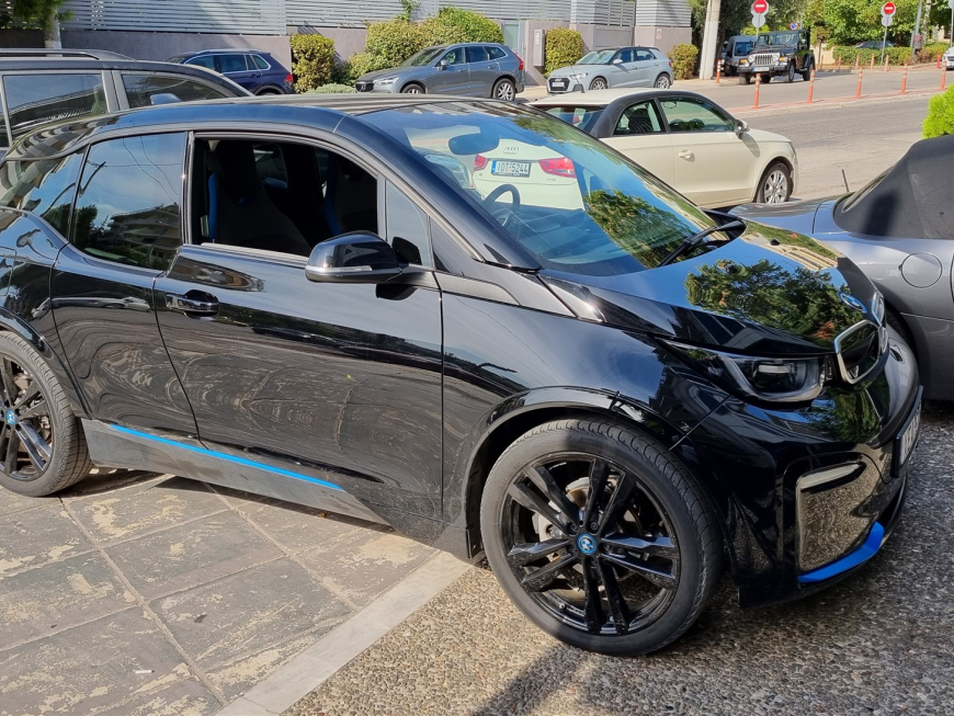 Εγκατάσταση Wireless CarPlay, Android Auto, Rear Camera & Media Player σε BMW i3.