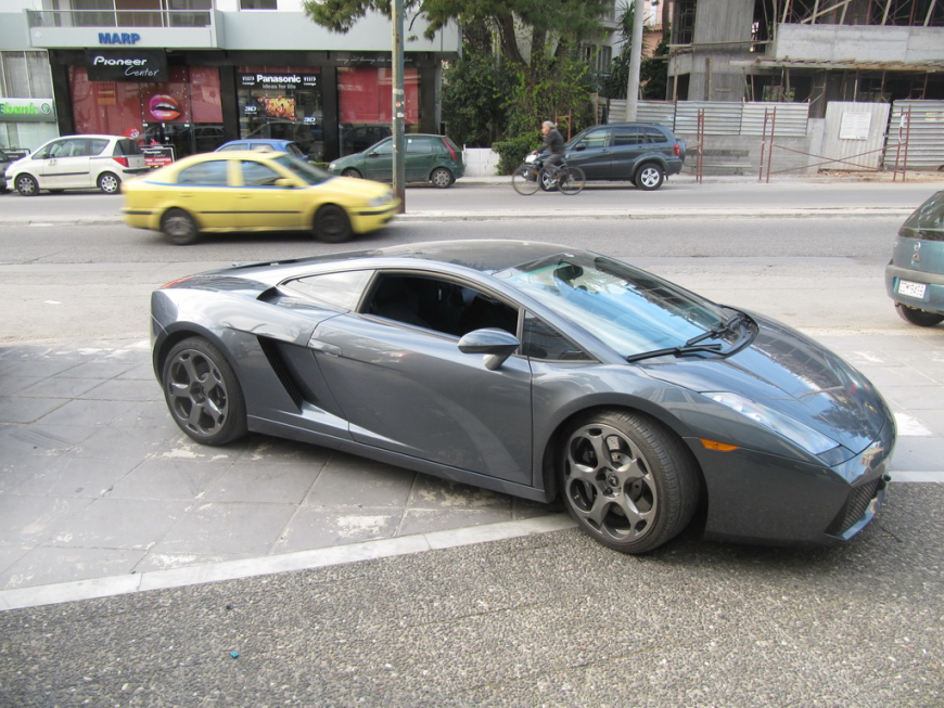 Εγκατάσταση 2Din Kenwood οθόνης,Rear Camera & Ηχητική αναβάθμιση σε Lamborghini Gallardo 