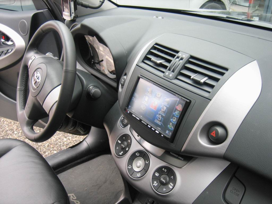 Εγκατάσταση οθόνης 2Din Kenwood σε Toyota Rav-4.