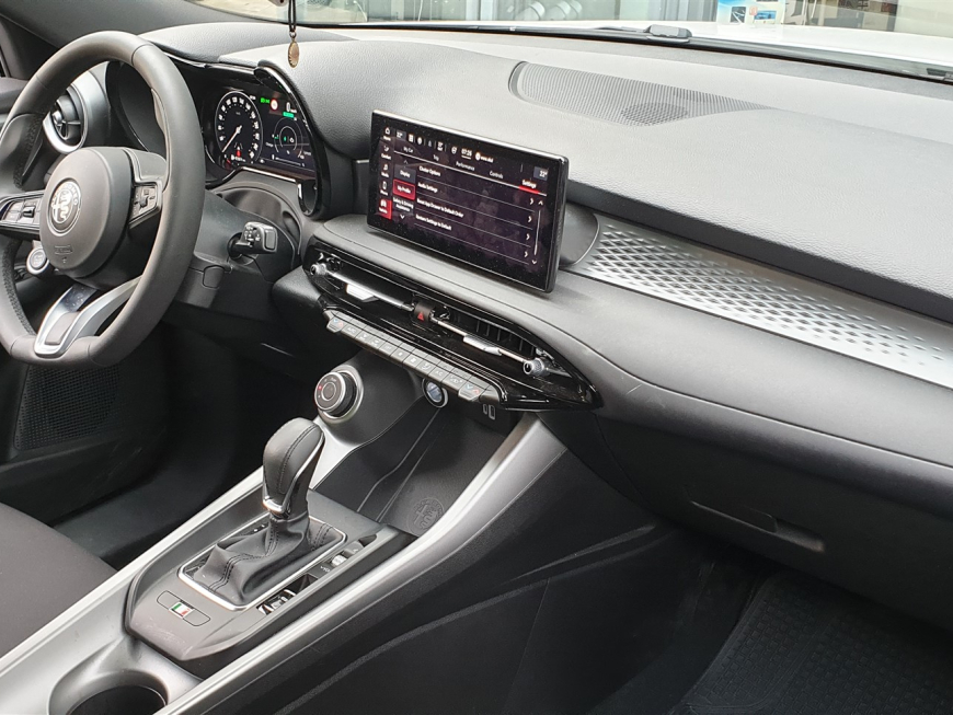 Εγκατάσταση αισθητήρων παρκαρίσματος- κάμερας οπισθοπορείας και εμπροσθοπορείας σε Alfa Romeo Tonale